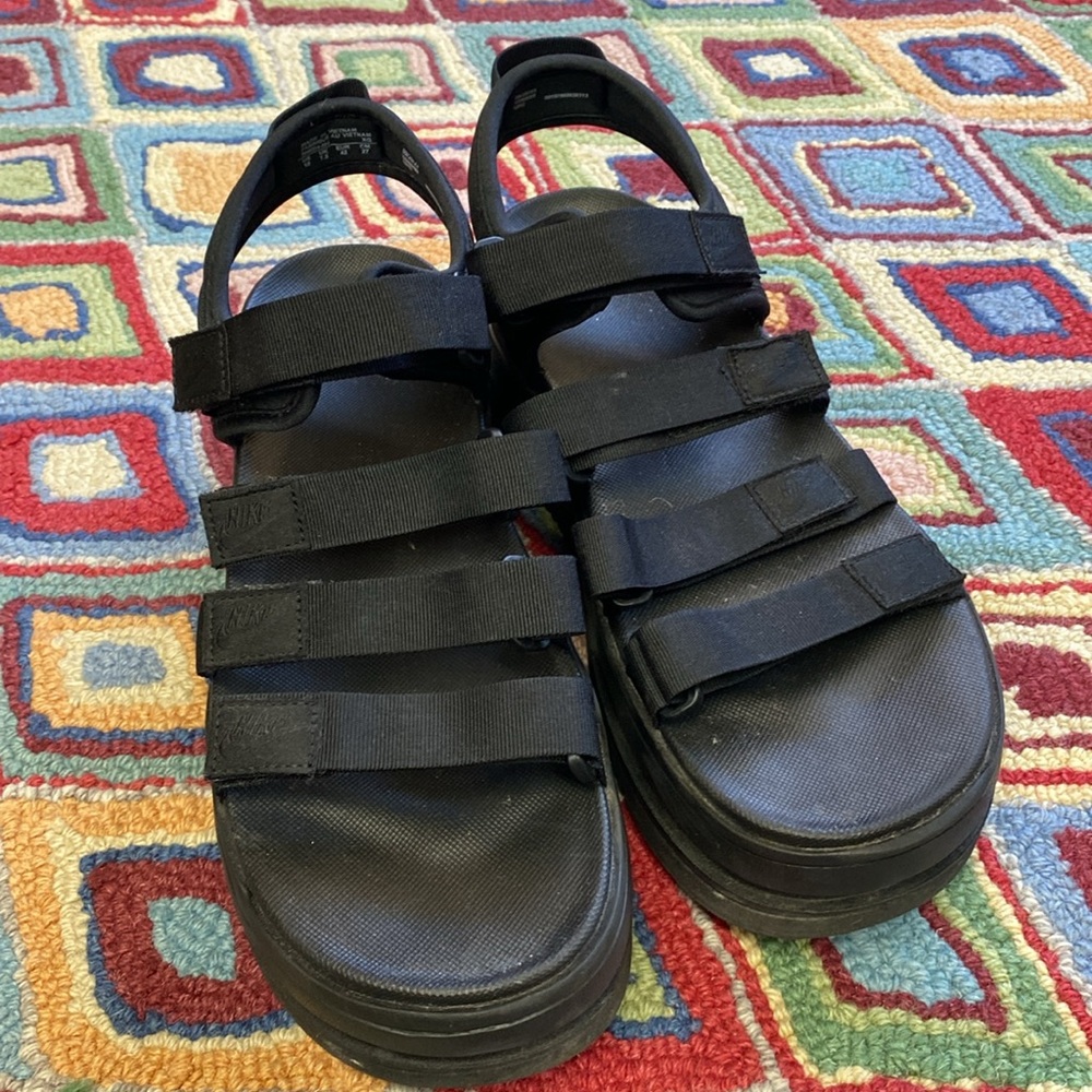 Super cute Nike platform sandals - Picture 2 of 3